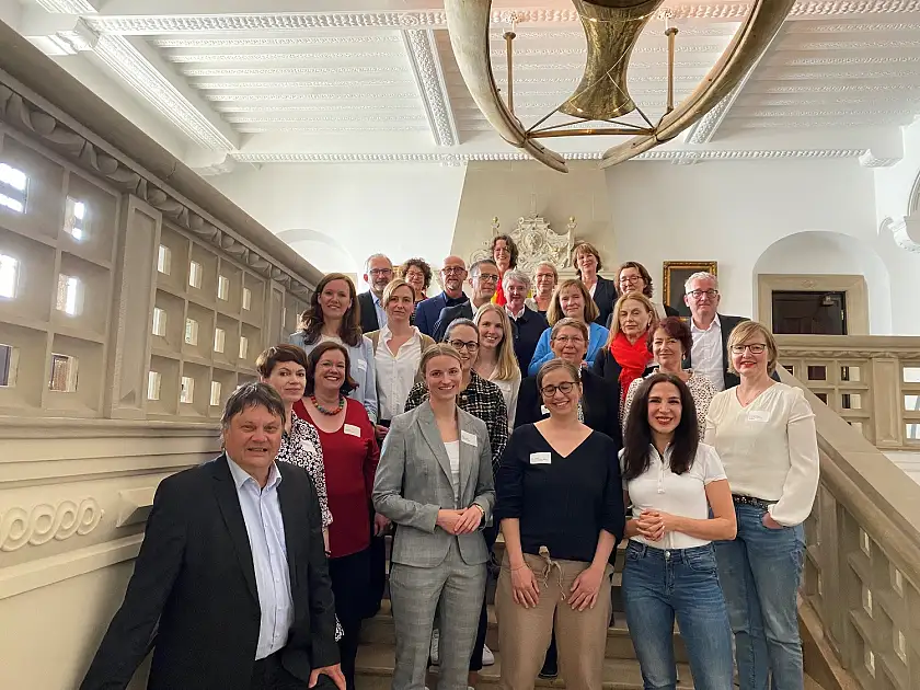 Finanzsenator Dietmar Strehl (vorne links) mit den Teilnehmerinnen sowie Mentorinnen und Mentoren des 4. Frauen-Mentoring-Programms. Foto: Finanzressort