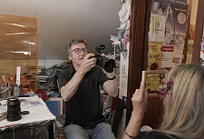 Rainer Geue ist freischaffender Fotograf. Hier bei den Aufnahmen für das Portrait mit Bärbel Kock, Foto: Rainer Geue Fotografie