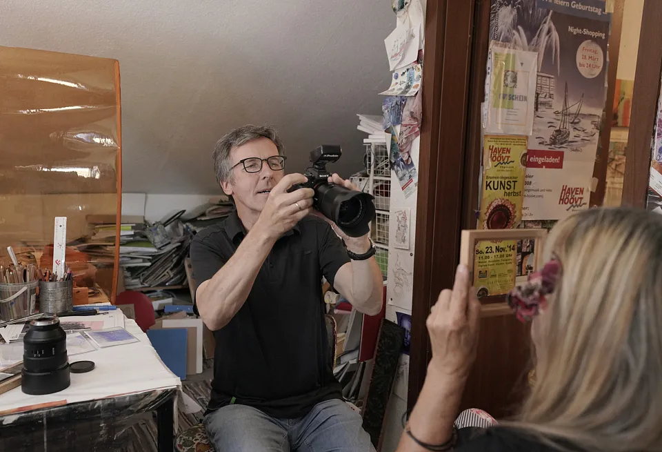 Rainer Geue ist freischaffender Fotograf. Hier bei den Aufnahmen für das Portrait mit Bärbel Kock, Foto: Rainer Geue Fotografie