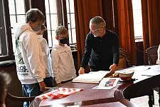 Einen Blick in das Goldenen Buch der Stadt Bremen werfen: Das konnten die Jugendlichen beim Zukunftstag 2022. Foto: Senatspressestelle