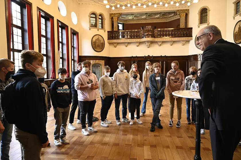 Im Gespräch mit Bürgermeister Andreas Bovenschulte: Die Schülerinnen und Schüler beim Zukunftstag 2022. Foto: Senatspressestelle