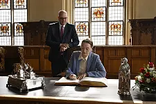 Die Botschafterin des Königreichs von Dänemark, Susanne Christina Hyldelund, trägt sich in das Goldene Buch der Freien Hansestadt Bremen ein. Foto: Senatspressestelle