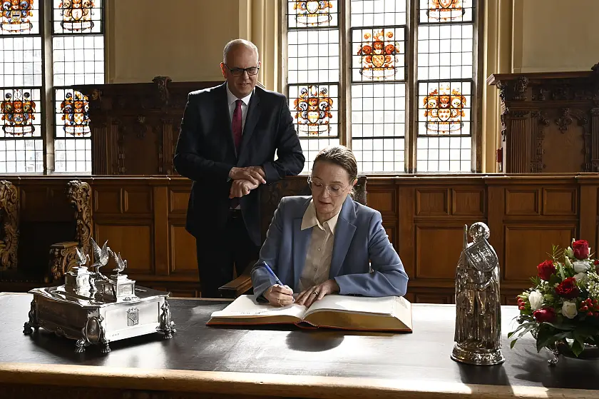 Die Botschafterin des Königreichs von Dänemark, Susanne Christina Hyldelund, trägt sich in das Goldene Buch der Freien Hansestadt Bremen ein. Foto: Senatspressestelle