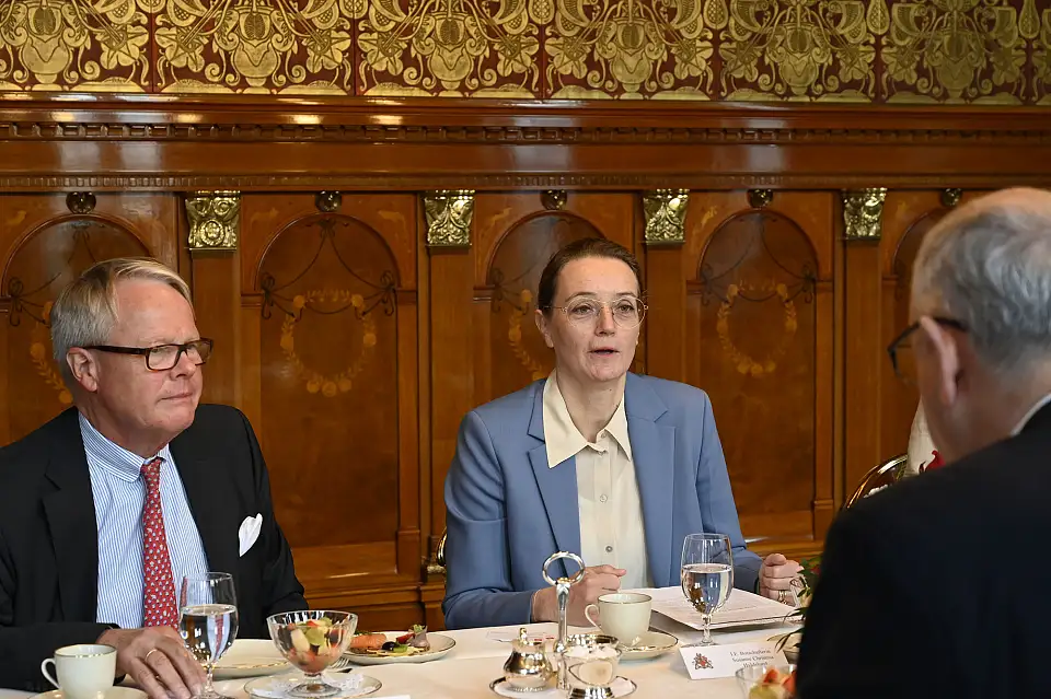 Botschafterin Susanne Hyldelund und Honorarkonsul Eduard Dubbers-Albrecht (li.) im Gespräch mit Bürgermeister Andreas Bovenschulte. Foto: Senatspressestelle