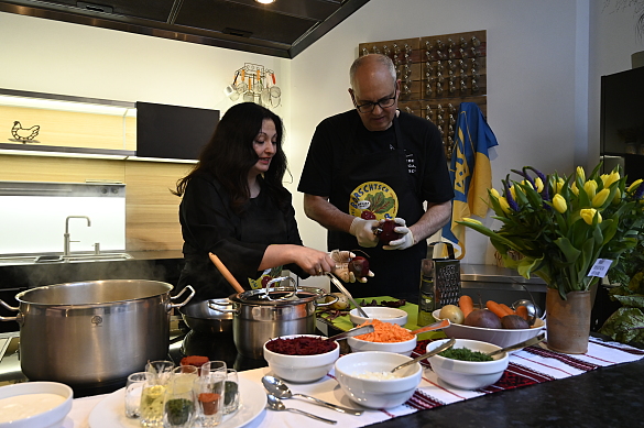 Kochen für den guten Zweck: Natalie Shtefunyk und Bürgermeister Andreas Bovenschulte. Foto: Senatspressestelle