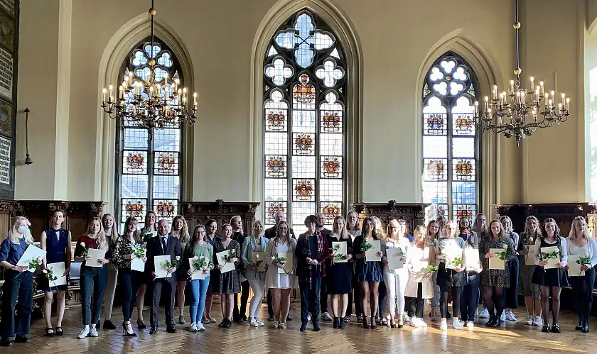 In der historischen Kulisse wurden die 37 Besten des Jahrganges 2021 von der Senatorin persönlich für ihre besonderen Leistungen in der Ausbildung geehrt. Foto: Gesundheitsressort