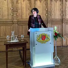 Senatorin Claudia Bernhard bei ihrem Grußwort am Rednerpult. Foto: Gesundheitsressort