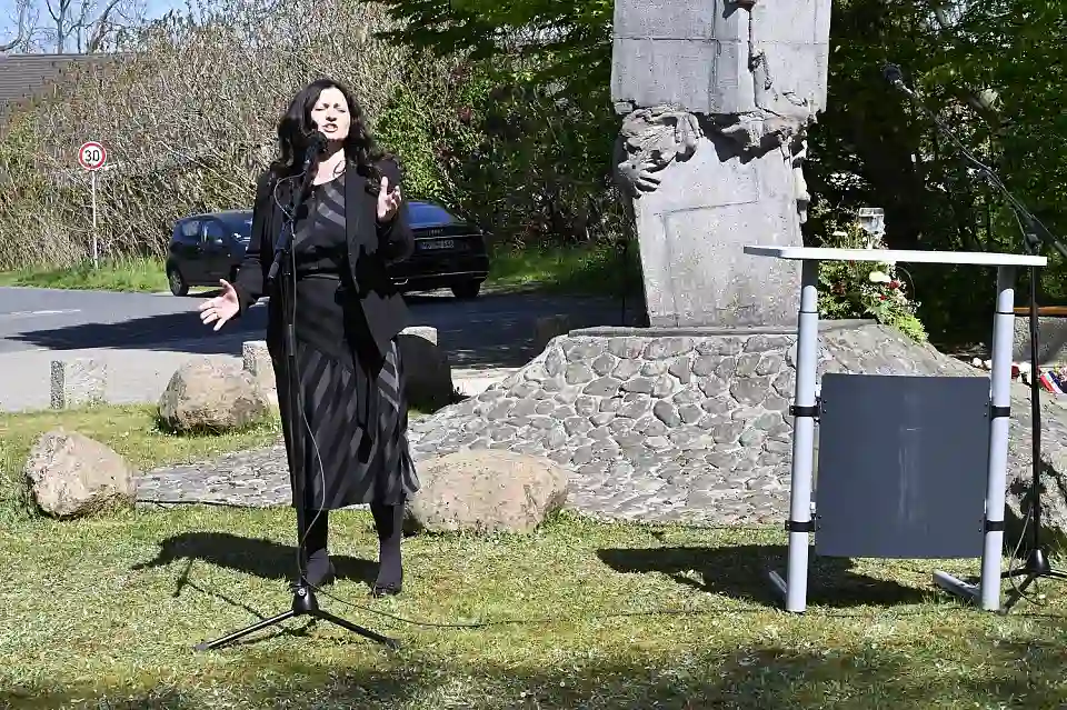 Natalie Shtefunyk singt ukrainische Lieder.