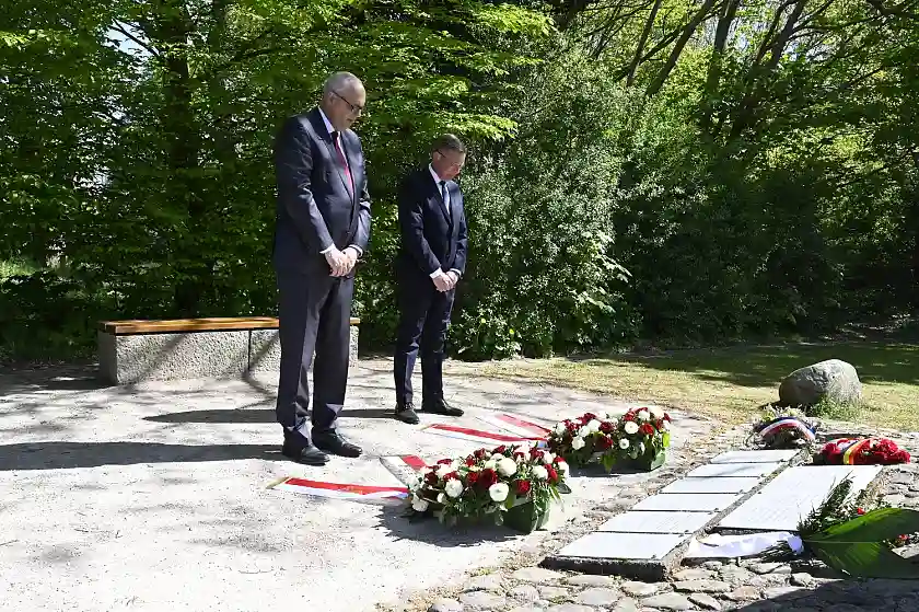 Präsident des Senats, Dr. Andreas Bovenschulte, und Präsident der Bürgerschaft, Frank Imhoff, bei der Kranzniederlegung am Mahnmal.