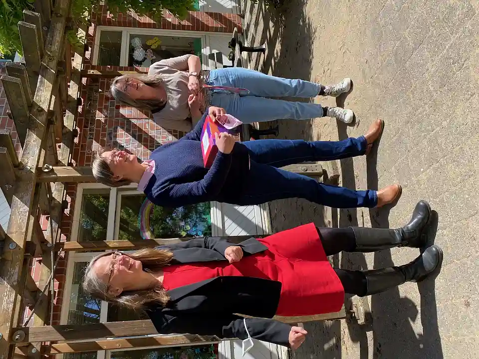 Kinder- und Bildungssenatorin Sascha Karolin Aulepp, Petra Zschüntzsch und Anja Sievers im KuFZ Regenbogenland in Osterholz-Tenever. (v.l.n.r.) Foto: Pressestelle Kinder und Bildung