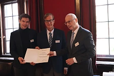 Preisträger Dr. Boas Bamberger mit Geschäftsführer Gerold Willms und Stiftungsvorstand Prof. Dr. Christoph Löffler von der Wolfgang-Ritter-Stiftung Bremen (von links). Foto: Wissenschaftsressort