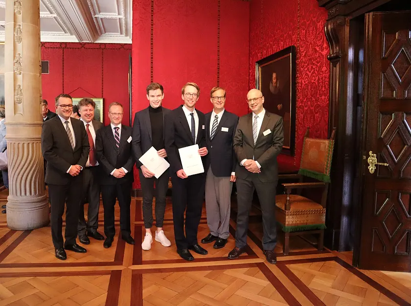 Freuen sich über die ausgezeichneten Arbeiten (von links): Staatsrat Tim Cordßen-Ryglewski, Prof. Dr. Rolf Drechsler (Universität Bremen), Laudator Prof. Dr. Jochen Zimmermann, die beiden Preisträger Dr. Boas Bamberger und Dr. Sven Arne Simon, Gerold Willms (Geschäftsführer der Wolfgang-Ritter-Stiftung), Stiftungs-Vorstand Prof. Dr. Christoph Löffler. Foto: Wissenschaftsressort