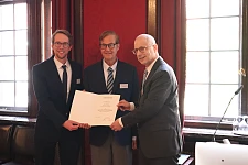 Preisträger Dr. Sven Arne Simon mit Geschäftsführer Gerold Willms und Stiftungsvorstand Prof. Dr. Christoph Löffler von der Wolfgang-Ritter-Stiftung Bremen (von links). Foto: Wissenschaftsressort 