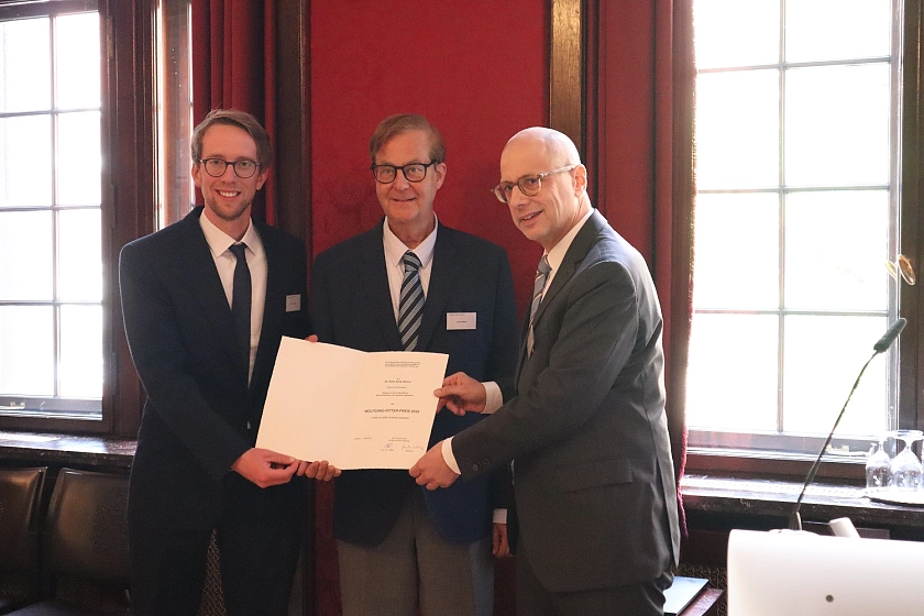 Preisträger Dr. Sven Arne Simon mit Geschäftsführer Gerold Willms und Stiftungsvorstand Prof. Dr. Christoph Löffler von der Wolfgang-Ritter-Stiftung Bremen (von links). Foto: Wissenschaftsressort 