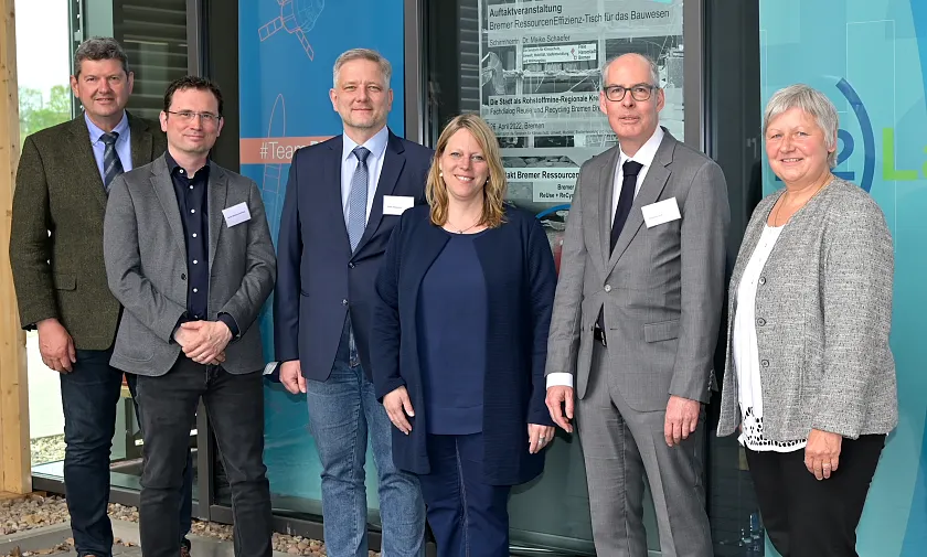 Unterstützung erhielten die Bremer Akteure vom Bundesministerium für Umwelt, Naturschutz, nukleare Sicherheit und Verbraucherschutz (BMUV) von links: Axel Meyer (IWT/MPA), Prof. Dr. Daniel Ufermann-Wallmeier (HSB), Frank Hlawatsch (RWB), Dr. Maike Schaefer (SKUMS), Dr. Bajorat (BMUV), Ute Dechantsreiter (BTND). Foto: Ulrich Reiss