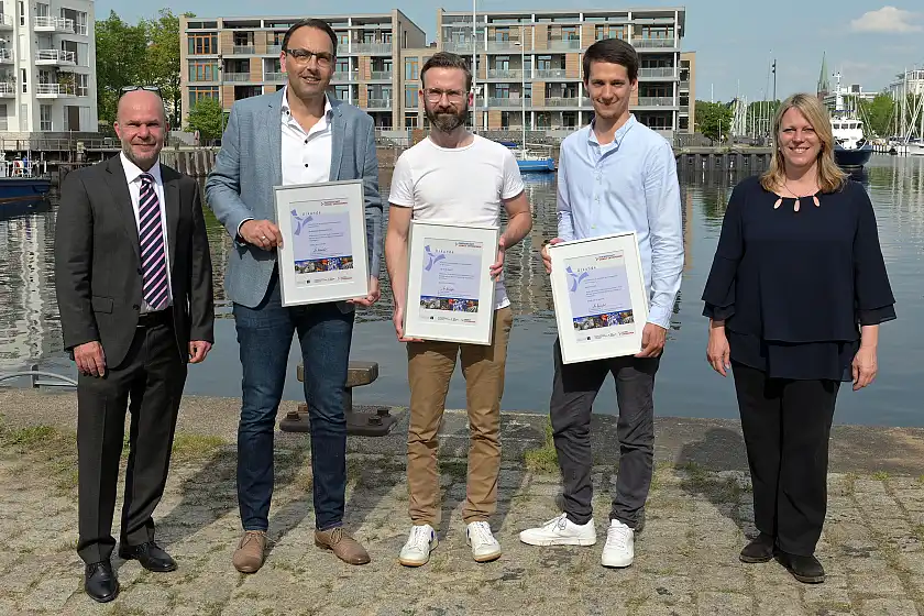 Die drei Neuen: Gebr. Dolle GmbH, Geo. Gleistein & Sohn GmbH und Stadtbäckerei Engelbrecht GmbH wurden als Partnerunternehmen in das nunmehr 221 Mitglieder starke Netzwerk aufgenommen. V.l.n.r.: Martin Schulze, Geschäftsstelle Umwelt Unternehmen, Gerd Engelbrecht von der Stadtbäckerei Engelbrecht GmbH, Christian Thanninger von der Gebr. Dolle GmbH und Christian Szente von Geo. Gleistein & Sohn GmbH und sowie Dr. Maike Schaefer, Senatorin für Klimaschutz, Umwelt, Mobilität, Stadtentwicklung und Wohnungsbau. Foto: UU_Bahlo