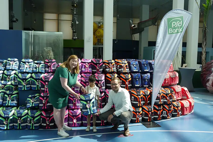 Senatorin Anja Stahmann und Dominik Schulte, Regionalleiter der PSD Bank Nord, übergaben im Überseemuseum 200 Schulranzen. Foto: Sozialressort