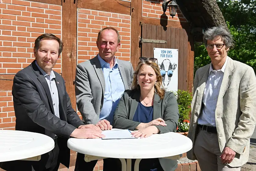 Bei der Unterzeichnung der Vereinbarung: Hilmer Garbade (Präsident Bremischer Landwirtschaftsverband e.V.), Maike Schaefer (Senatorin für Klimaschutz, Umwelt, Mobilität, Stadtentwicklung und Wohnungsbau), Ralf Hagens (Präsident der Landwirtschaftskammer Bremen) sowie Martin Rode (Geschäftsführer BUND Landesverband Bremen e.V.) (v.l.n.r.). Foto: SKUMS