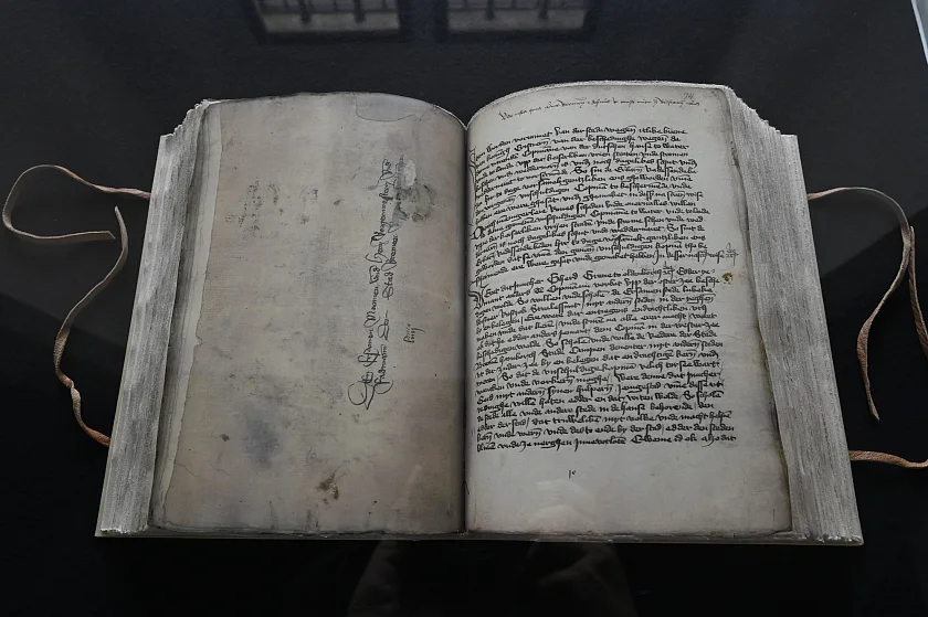 Nominiert für die Eintragung in das Weltdokumentenerbe der UNESCO (Mow): Älteste Bremer Handschrift der Hanserezesse 1398-1517. In der Ausstellung ist die  Reproduktion des Originals zu sehen. Foto: Senatspressestelle