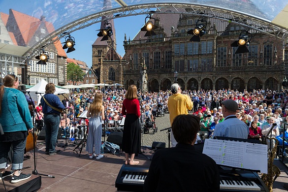 Mitsingfest-Bühne mit Blick auf das UNESCO-Welterbe Rathaus und Roland  | Foto: Patric Leo