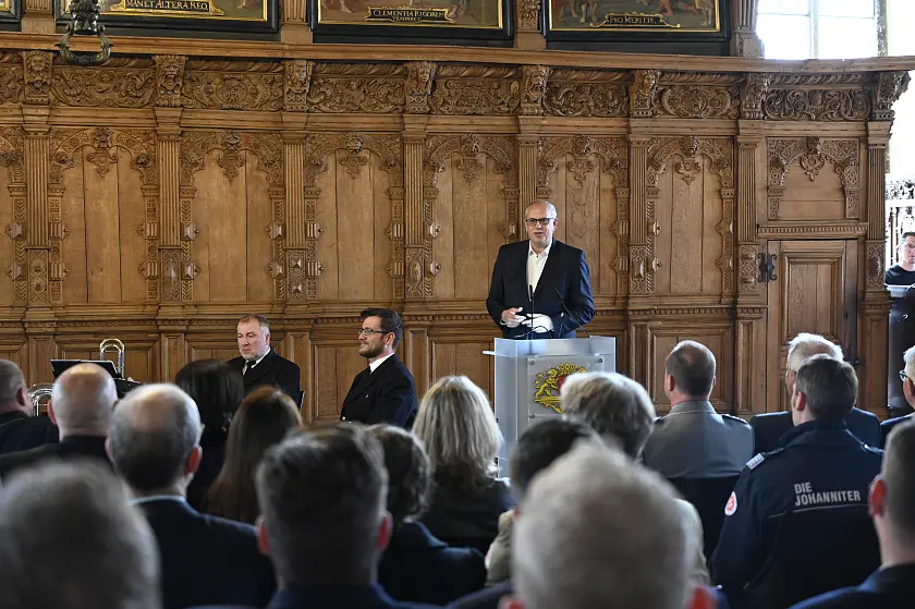Bürgermeister Andreas Bovenschulte würdigt den Corona-Einsatz der Bundeswehr und Hilfsorganisationen im Land Bremen. Foto: Senatspressestelle