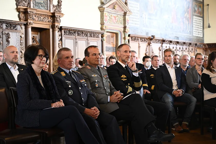 Personen (v.l.n.r): Gesundheitssenatorin Claudia Bernhard; Oberst Hans Peter Dorfmüller, Kommandeur Landeskommando Bremen; Oberst Dirk Waldau, Kommandeur Landeskommando Niedersachsen; Thorsten Bobzin, Kapitän zur See. Foto: Senatspressestelle