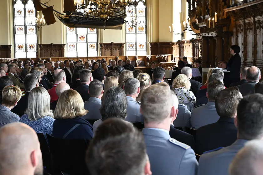 Rund 200 Vertreterinnen und Vertreter der Bundeswehr und der Hilfsorganisationen waren zur Danksagung im Bremer Rathaus zu Gast. Foto: Senatspressestelle