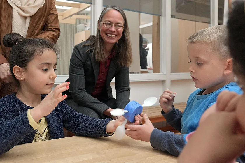 Zum offiziellen Auftakt der neuen ener:kita Förderperiode bauten die Kinder aus dem Kinder- und Familienzentrum Thedinghauser Straße mit Löffeln ein kleines Wasserrad. Foto: ener:kita | Michael Bahlo