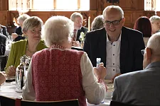 Bürgermeister Andreas Bovenschulte suchte während der gut einstündigen Veranstaltung das persönliche Gespräch mit den Gästen. Foto: Senatspressestelle