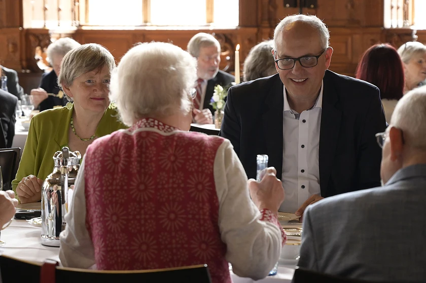 Bürgermeister Andreas Bovenschulte suchte während der gut einstündigen Veranstaltung das persönliche Gespräch mit den Gästen. Foto: Senatspressestelle