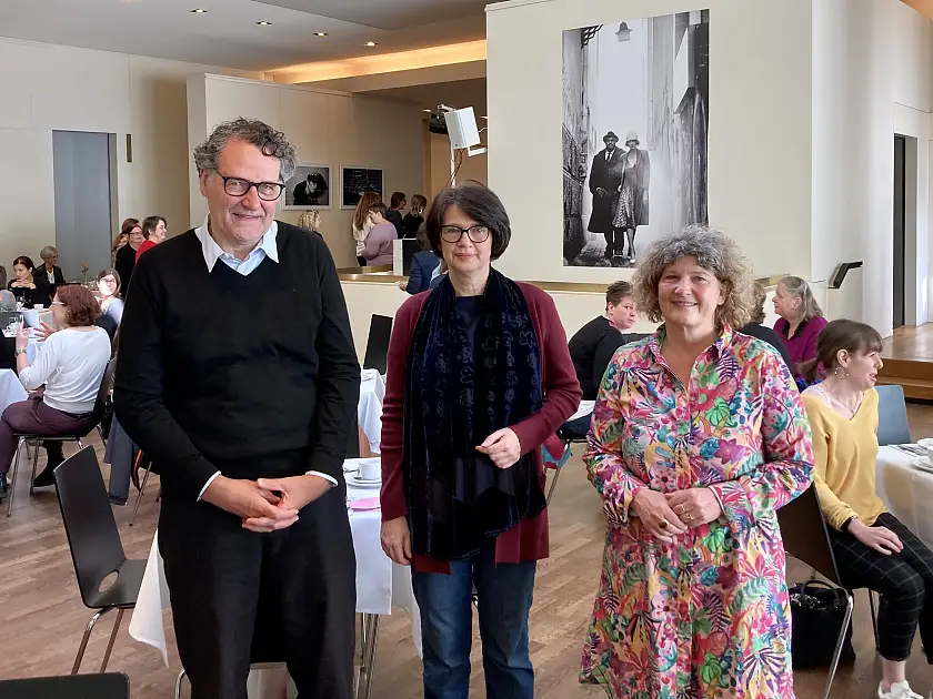 Sommerempfang: (v.l.n.r.) Michael Börgerding (Intendant Theater am Goetheplatz), Claudia Bernhard (Senatorin für Gesundheit, Frauen und Verbraucherschutz), Bettina Wilhelm (Landesfrauenbeauftragte). Foto: SGFV