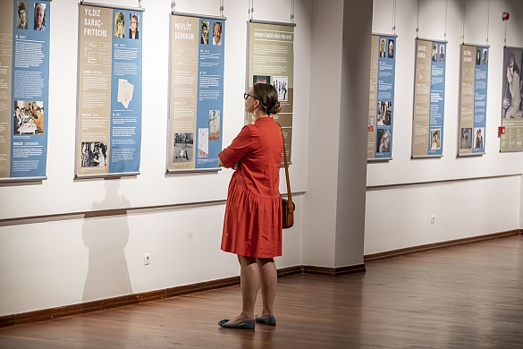 Eine Besucherin in der Ausstellung Lebenswege des Bremer Focke-Museum, die in Izmir gezeigt wird.