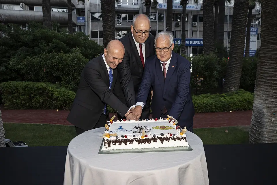 Seit über 25 Jahren besteht zwischen Izmir und Bremen eine Städtepartnerschaft. Personen (v.l.n.r.): Tunç Soyer, Bürgermeister von Izmir; Andreas Bovenschulte, Detlev Wolter, Generalkonsul, beim Anschnitt der Jubiläumstorte. Foto. Stadtverwaltung Izmir