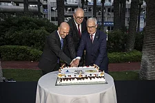 Seit über 25 Jahren besteht zwischen Izmir und Bremen eine Städtepartnerschaft. Personen (v.l.n.r.): Tunç Soyer, Bürgermeister von Izmir; Andreas Bovenschulte, Detlev Wolter, Generalkonsul, beim Anschnitt der Jubiläumstorte. Foto. Stadtverwaltung Izmir