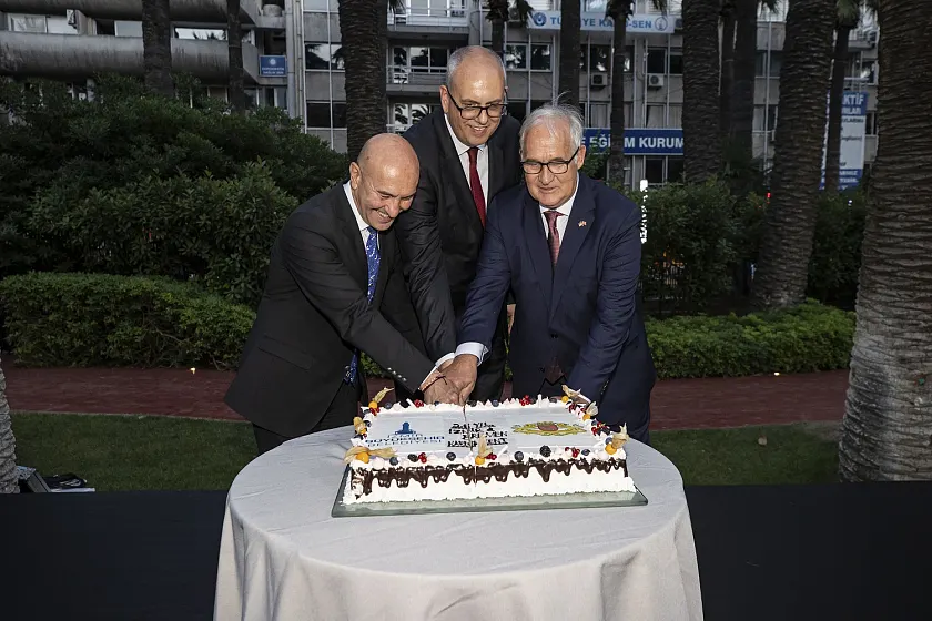 Seit über 25 Jahren besteht zwischen Izmir und Bremen eine Städtepartnerschaft. Personen (v.l.n.r.): Tunç Soyer, Bürgermeister von Izmir; Andreas Bovenschulte, Detlev Wolter, Generalkonsul, beim Anschnitt der Jubiläumstorte. Foto. Stadtverwaltung Izmir