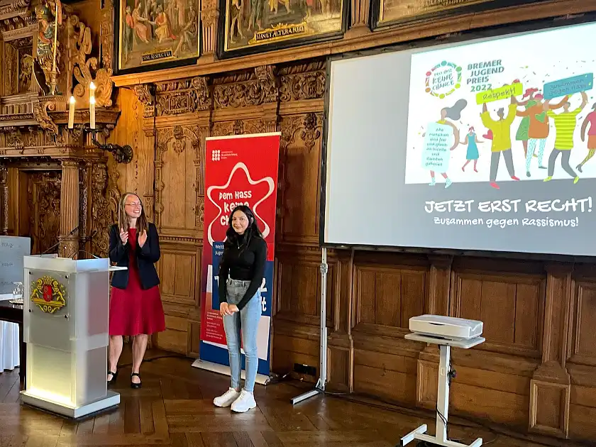 Senatorin Aulepp gratuliert Tanya Bozhinova von der Gesamtschule Bremen West zum Senatspreis für ihren Beitrag Warum darf man das Z.-Wort nicht sagen – über die Diskriminierung von Roma und Sinti. Foto: Senatspressestelle 