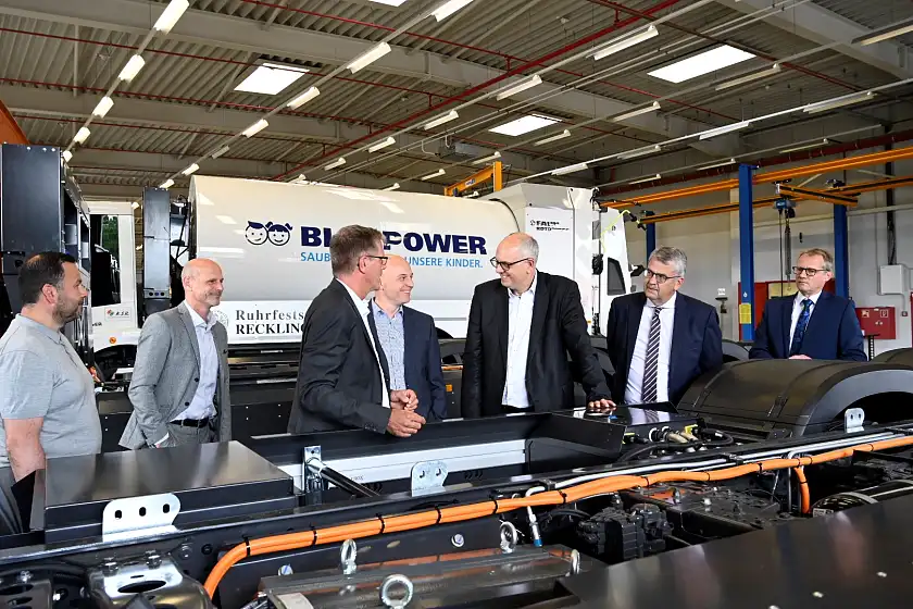 Patrick Hermanspann, CEO FAUN Gruppe (4. v. li.), und Thorsten Baumeister, COO FAUN Gruppe (3. v. li.), zeigen Bürgermeister Dr. Andreas Bovenschulte (3. v. re.) die Produktion der Lastkraftwagen mit Wasserstoffantrieb. Foto: Senatspressestelle