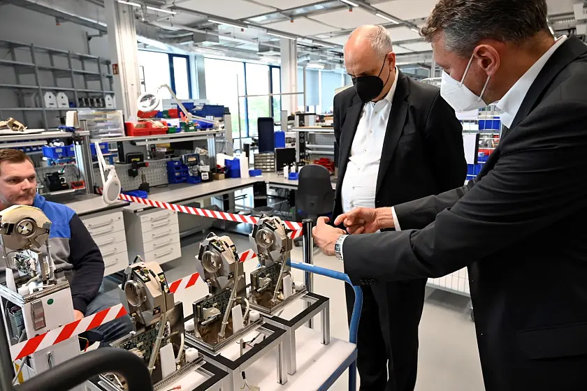 Dr. Christian Frank, CEO SIKORA AG, führt Bürgermeister Dr. Andreas Bovenschulte durch das Unternehmen. Foto: Senatspressestelle