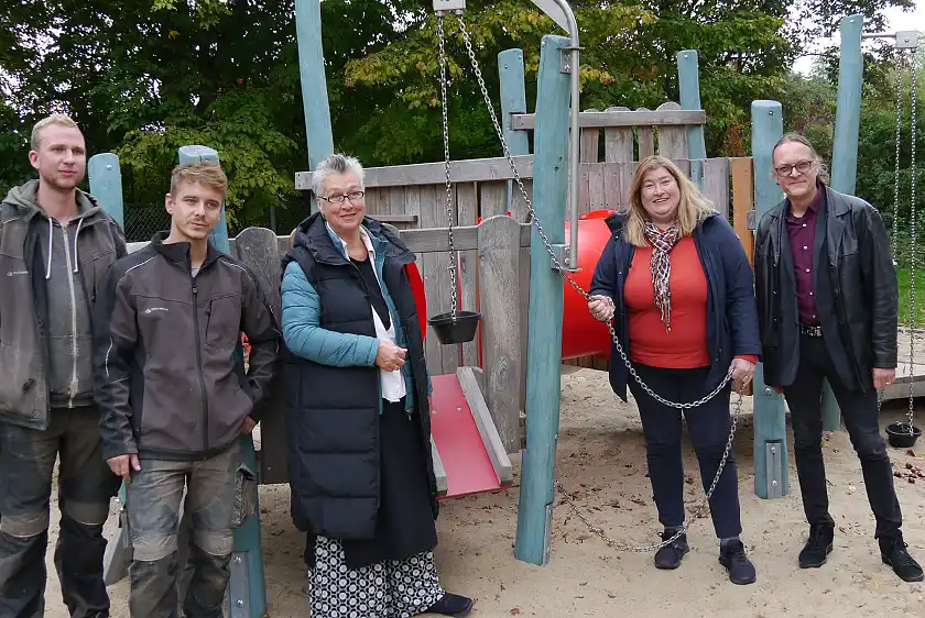 Freuen sich über den neugestalteten Spielplatz in der Mitteldorfer Straße in Mahndorf: (v.l.n.r) Tobias Merten und Tim Frerichs, Elke Jungbluth vom Fachdienst Spielraumförderung, Senatorin Stahmann und Ortsamtsleiter Jörn Hermening. Foto: Sozialressort 