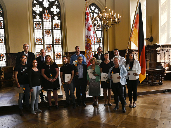 Elf neu eingebürgerte Bremerinnen und Bremer erhielten in der Oberen Rathaushalle ihre Einbürgerungsurkunden. Foto: Senatspressestelle