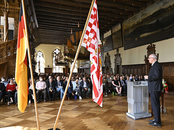 Bürgermeister Andreas Bovenschulte begrüßt die Gäste der Einbürgerungsfeier in der Oberen Rathaushalle. Foto: Senatspressestelle