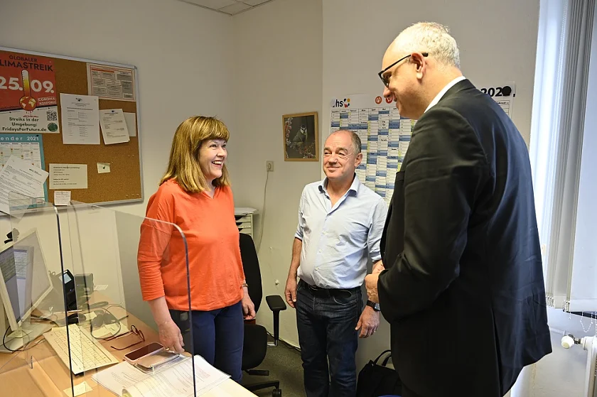 Bürgermeister Bovenschulte informierte sich über Hilfsangebote rund um das Thema Deutsch als Fremdsprache. Personen (v.l.n.r.): Beraterin Viveka Calicott, Betriebsleiter Ralf Perplies, Bürgermeister Andreas Bovenschulte. Foto: Senatspressestelle
