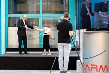 Bürgermeister Andreas Bovenschulte bekam einen Teil des Bohrkerns des Fallturms, der diesem entnommen wurde, um den GraviTower zu installieren. Foto: ZARM, Uni Bremen