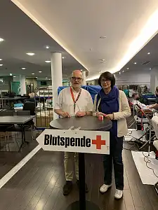Gesundheitssenatorin Claudia Bernhard und Lübbo Roewer (Bereichsleiter Kommunikation und Marketing DRK Bremen) weisen den Weg zur Blutspende im Weserstadion. Foto: Gesundheitsressort