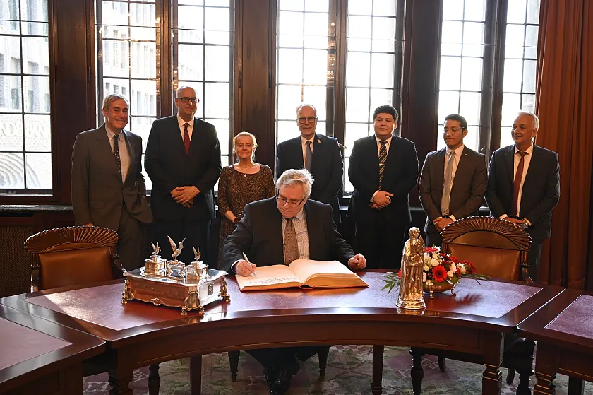 Beim Eintrag der Botschafterrin und der Botschafter aus Zentralamerika (von links): Ingo Kramer (Honorarkonsul der Republik Haiti und Vorsitzender der Lateinamerika-Initiative der Deutschen Wirtschaft), Bürgermeister Dr. Andreas Bovenschulte, Botschafterin Lydia Peralta Cordero (Costa Rica), Enrique Alberto Thayer Hausz (sitzend, Botschafter Panama und Sprecher der Botschaften Zentralamerikas), Jorge Lemcke Arévalo (Guatemala) sowie Vertreter weiterer zentralamerikanischer Botschaften. Foto: Senatspressestelle