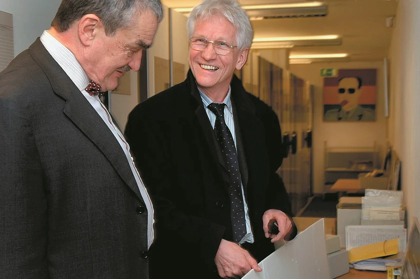 Osteuropa-Experte Prof. Wolfgang Eichwede (rechts) an seinem einstigen Arbeitsplatz in der Forschungsstelle Osteuropa an der Universität Bremen zusammen mit dem damaligen Außenminister der Tschechischen Republik, Karel Schwarzenberg, im März 2007. Archivfoto: Universität Bremen