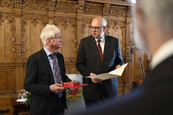 Prof. Wolfgang Eichwede (links) mit der Senatsmedaille für Kunst und Wissenschaft, die ihm von Bürgermeister Dr. Andreas Bovenschulte überreicht wurde. Foto: Senatspressestelle