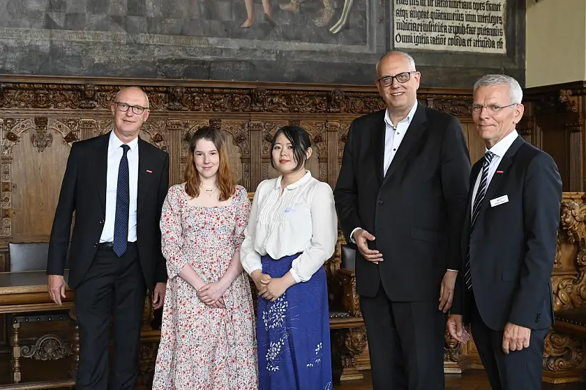 Takayo Miura (Mitte) ist die bundesweit die beste Auszubildende im Drechselhandwerk und Natalie Rossol die zweitbeste Fachverkäuferin im Lebensmittelhandwerk (Schwerpunkt Fleischerei). Mit ihr freuen sich Handwerkskammer-Präses Thomas Kurzke (links), Bürgermeister Andreas Bovenschulte (2. v.r.) und Kammer-Hauptgeschäftsführer Andreas Meyer  (rechts). Foto: Senatspressestelle