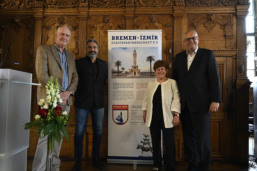 Der Verein Bremen-Izmir Städtepartnerschaft besteht 25 Jahr und feiert das in der Oberen Rathaushalle. Dabei (von links): Andreas Heinrichs (Autor der Festschrift), Ahmet Akkus (Gründungsmitglied), Barbara Wulff (Vorsitzende) und Bürgermeister Andreas Bovenschulte. Foto: Senatspressestelle