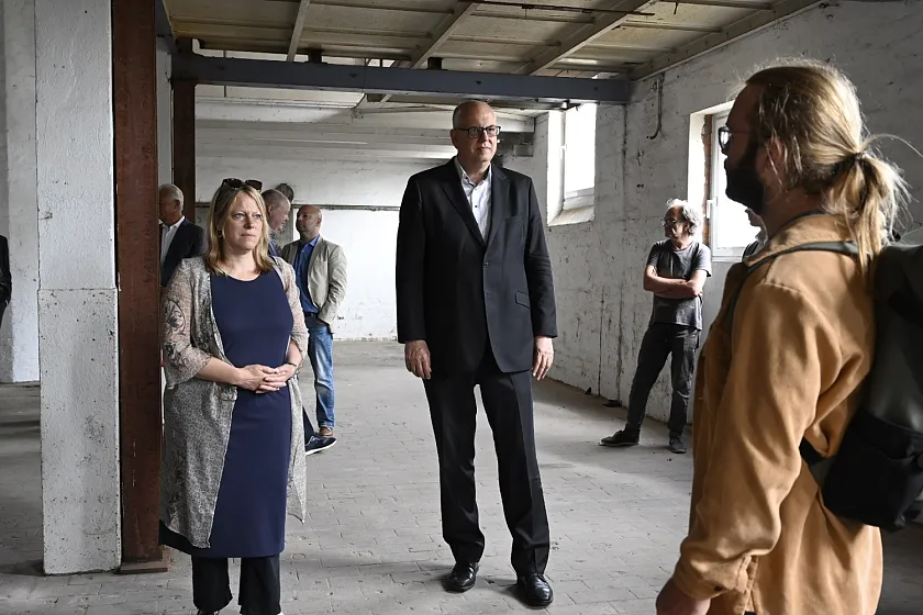 Lassen sich das Konzept für die kulturelle Nutzung von drei Gebäuden im HAG-Quartier von Carl Meinheit (Sprecher des Zentrum für Kollektivkultur, rechts) erläutern: Senatorin Maike Schaefer und Bürgermeister Andreas Bovenschulte. Foto: Senatspressestelle